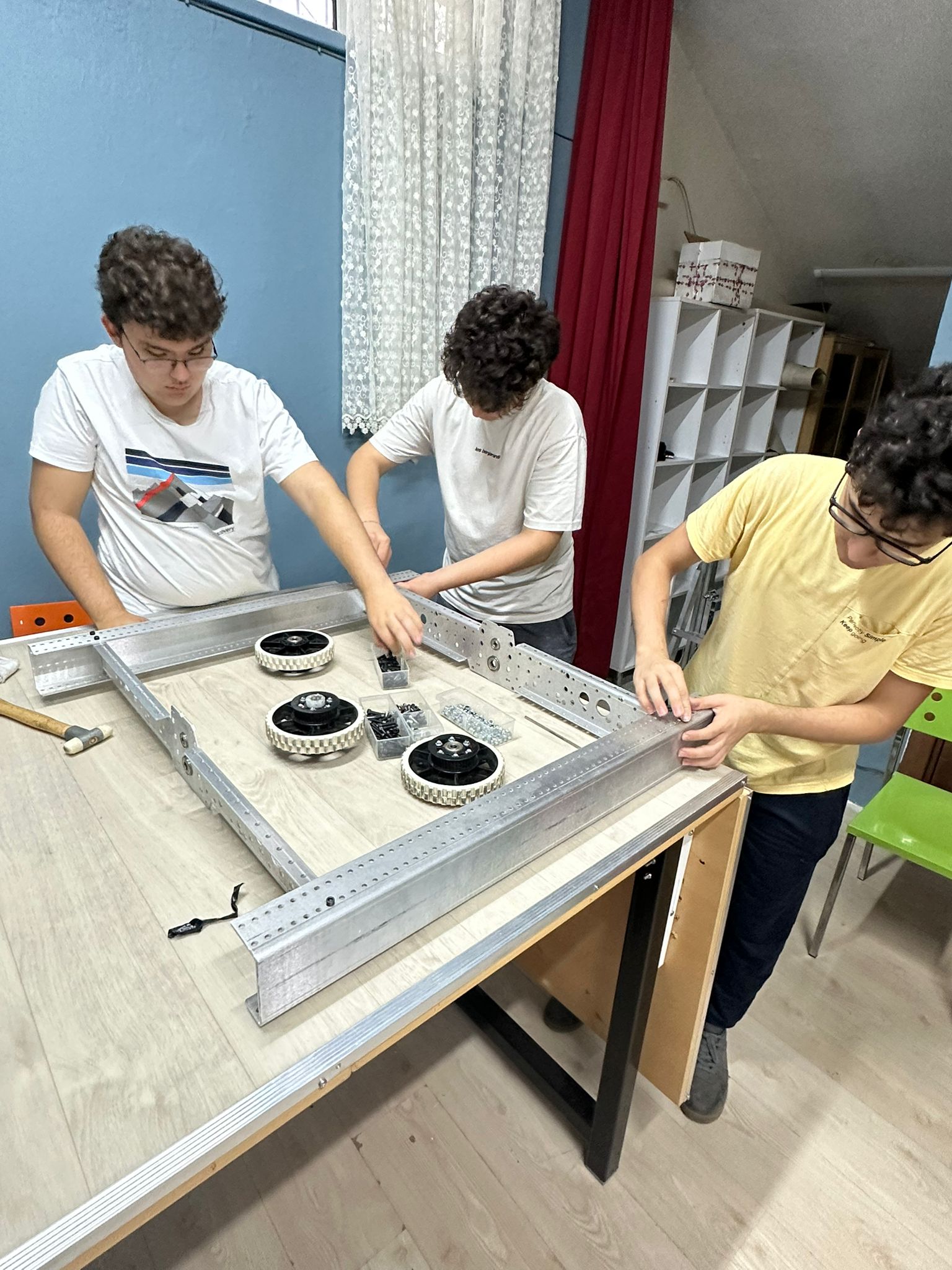 YAL Thunders Team Building Robot